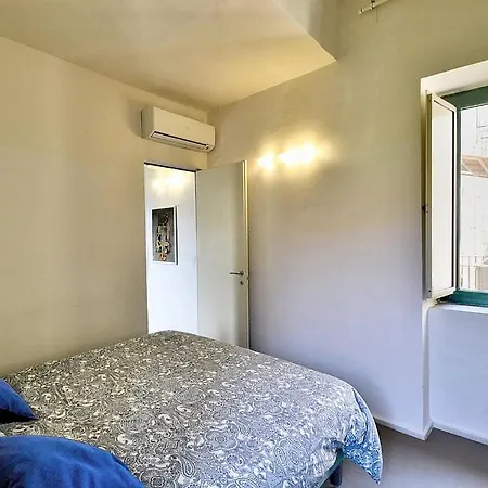 In Sleeps 4 With Air Con