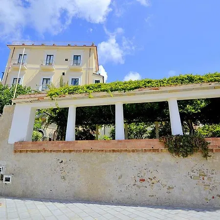 Apartament In Sleeps 4 With Air Con *